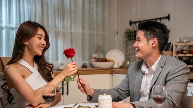 4 Outfit Pria Dinner Bareng Pasangan, Bikin Tampilan Keren Banget